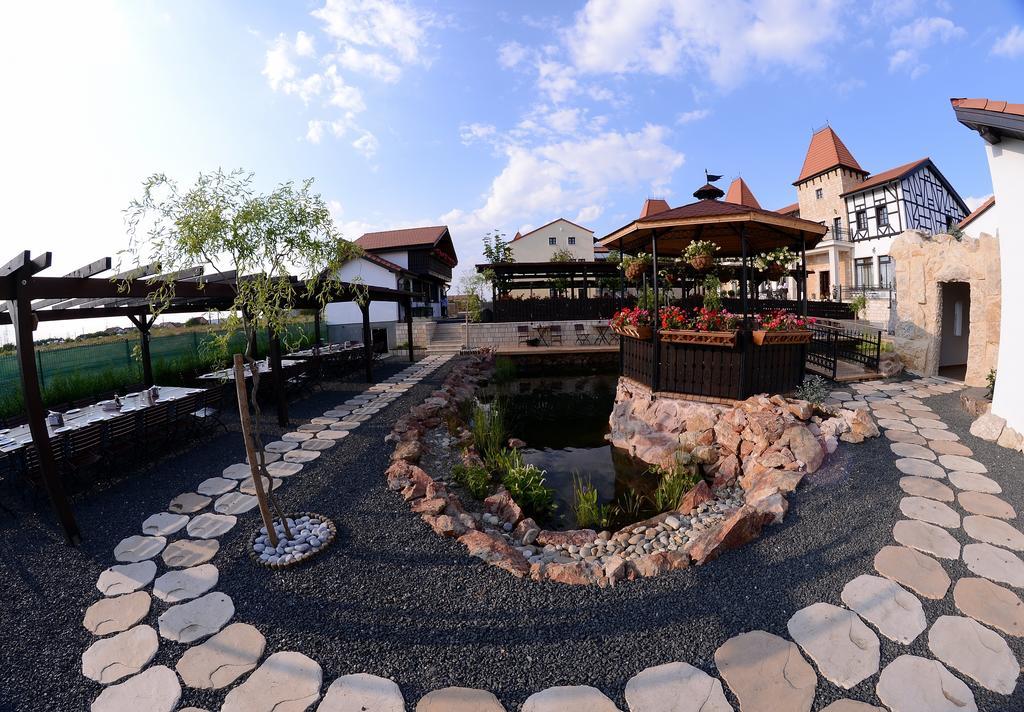 Hotel Castel Royal Mosnita Noua Bagian luar foto