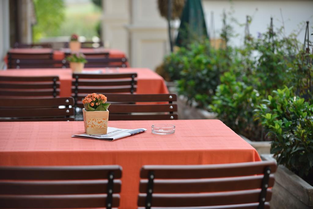 Hotel Castel Royal Mosnita Noua Bagian luar foto