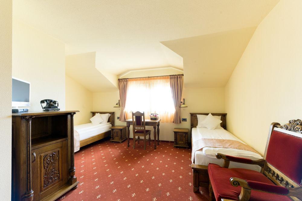 Hotel Castel Royal Mosnita Noua Bagian luar foto