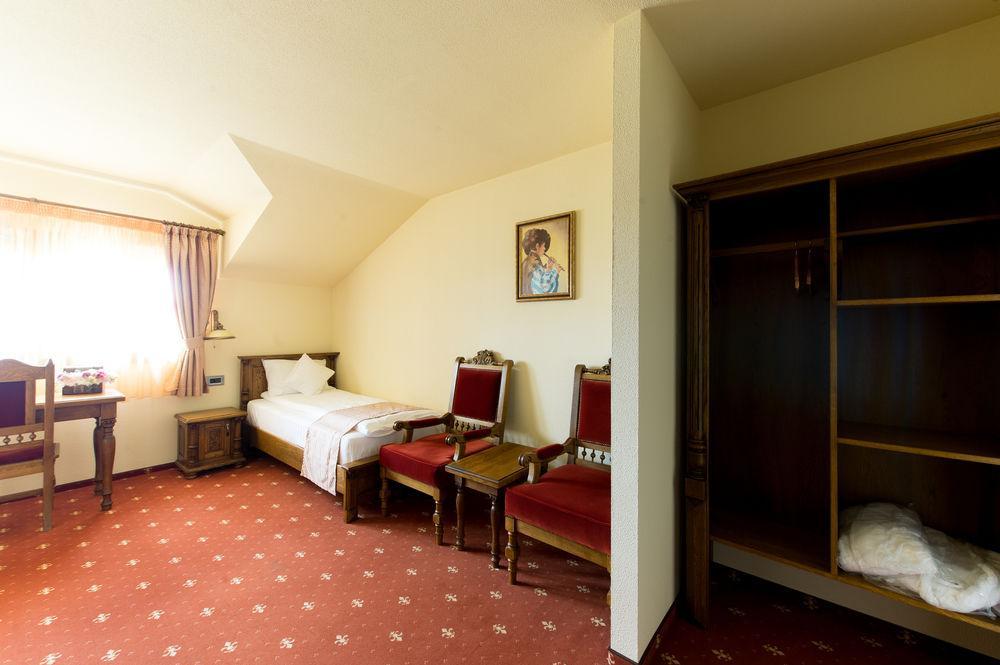 Hotel Castel Royal Mosnita Noua Bagian luar foto