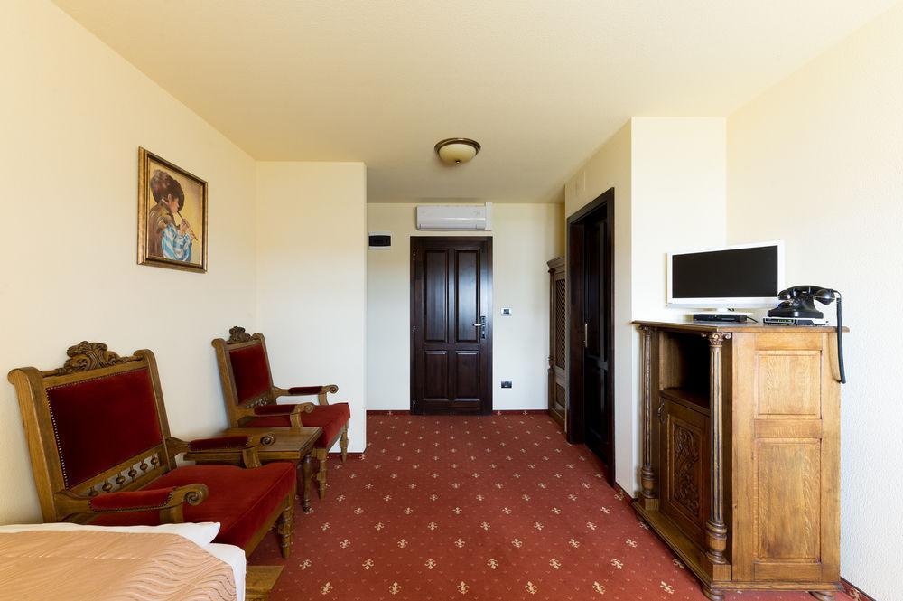 Hotel Castel Royal Mosnita Noua Bagian luar foto