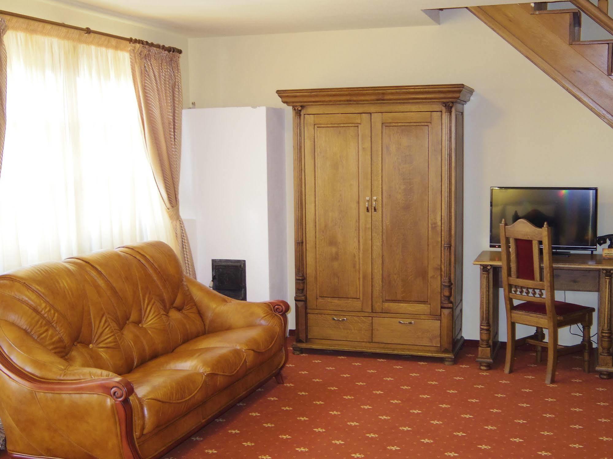 Hotel Castel Royal Mosnita Noua Bagian luar foto