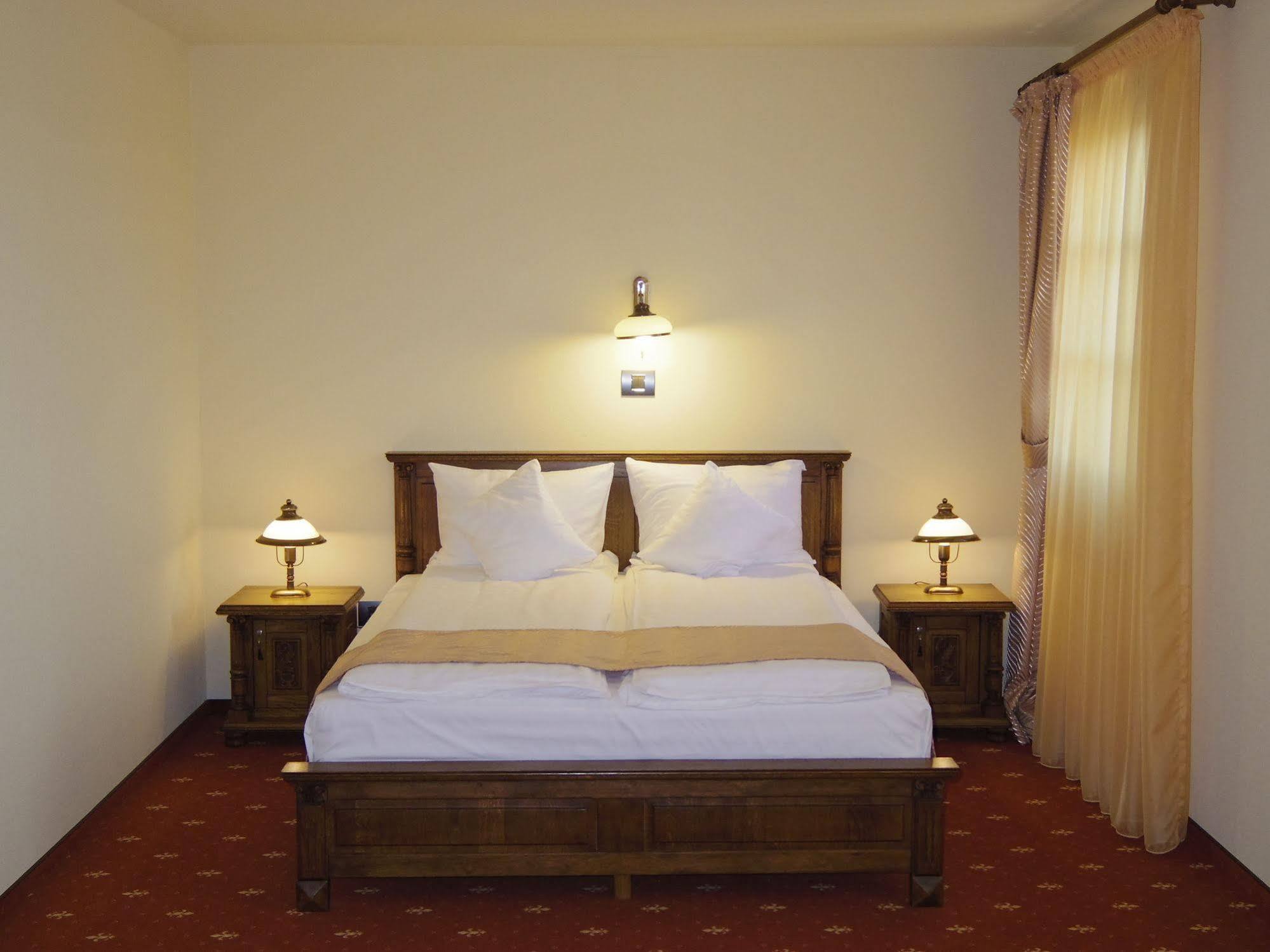 Hotel Castel Royal Mosnita Noua Bagian luar foto